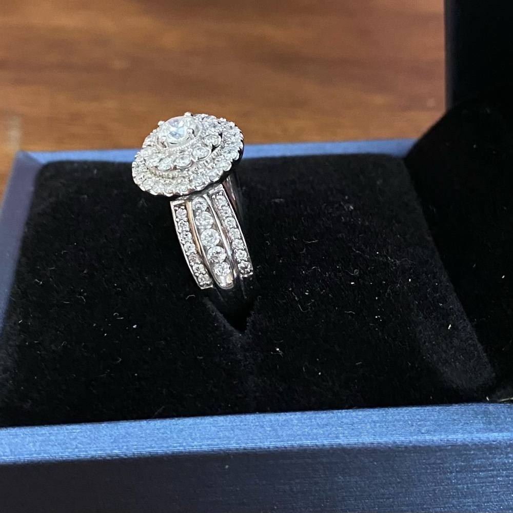 10k white gold, diamond ring. Size 7, 1.26 cwt
Stunning! SIZE 7 - Picture 8 of 9